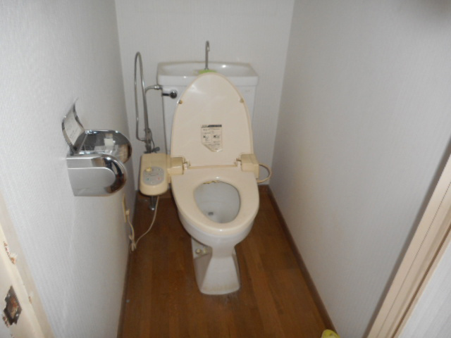 リフォーム前の水回り。改修前のトイレ等の設備。