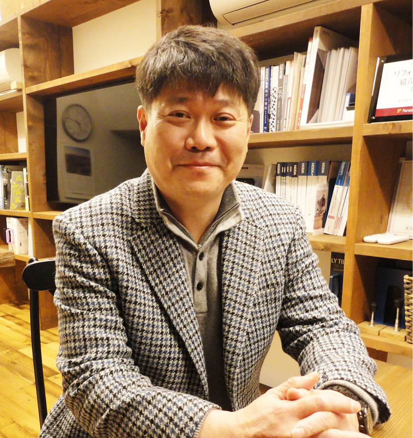 代表挨拶ページに掲載されている、セイワビルマスター株式会社 代表取締役 山口誠の肖像写真
