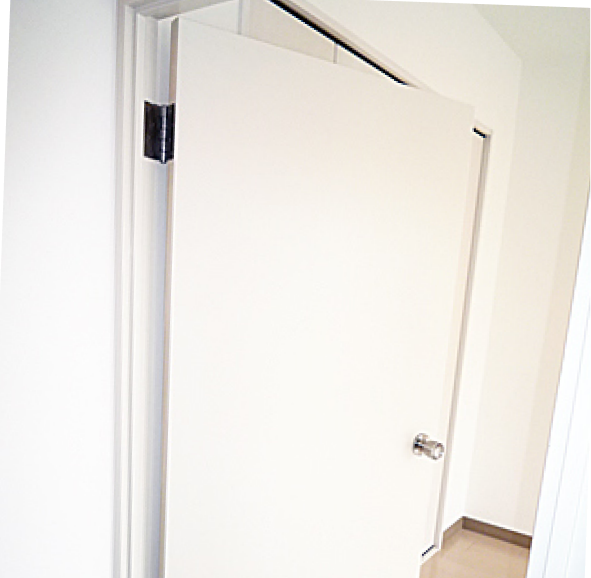 修復後の状態。左側のドアと同じドアが、まるで新品のように綺麗に修復され、白く滑らかな塗装面になっている。傷、汚れ、ステッカー跡はすべて除去され、ドアノブも磨き上げられている。
