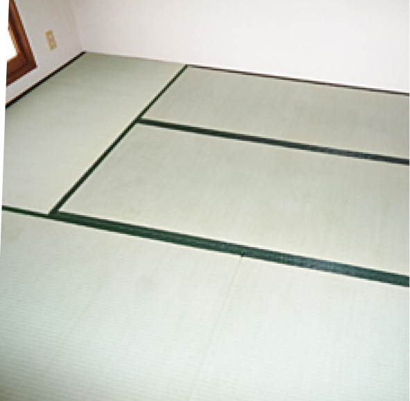 修復後の状態。畳の張り替え工事が完了し、新しい青畳が敷き詰められ、部屋全体が清潔で明るい雰囲気に一新されている。