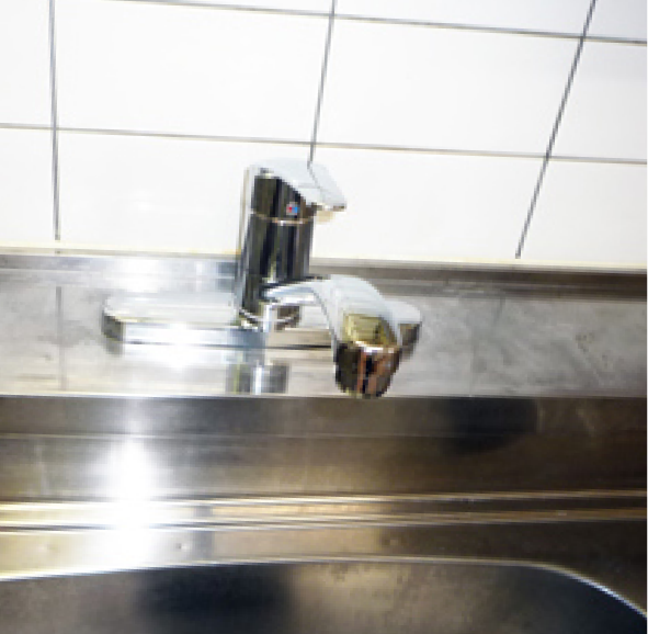 交換後のキッチン水栓。新しいレバー式混合水栓に取り替えられ、表面も輝きを取り戻した清潔感のある仕上がり。