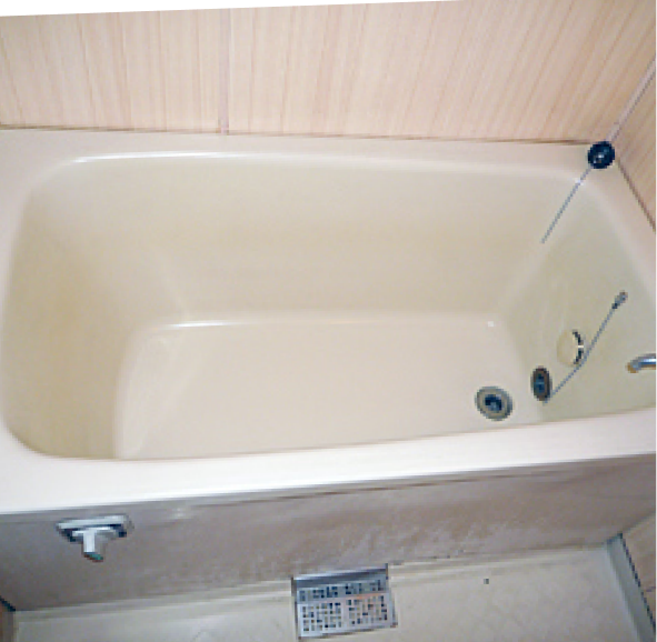 清掃前の浴槽。経年による汚れや水垢が目立ち、浴槽全体がくすんで見える状態。