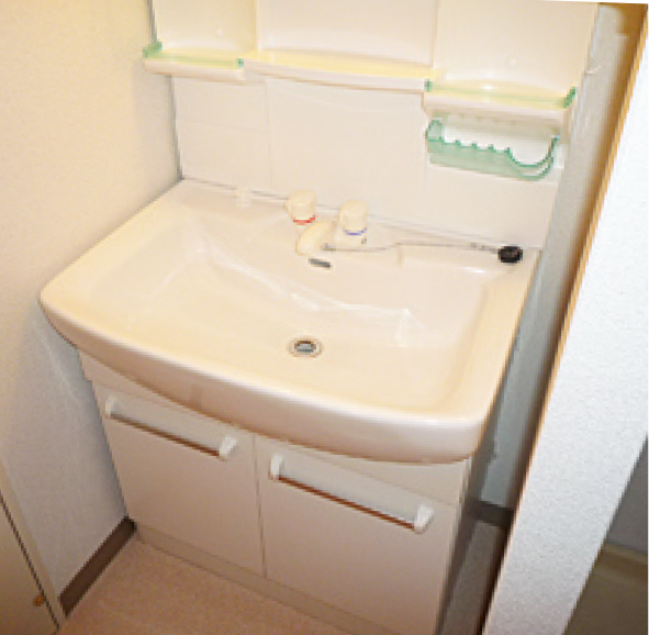 修復後の洗面台。汚れが徹底的に除去され、陶器の光沢が取り戻されたことで、明るく清潔な洗面空間へと一新されている。