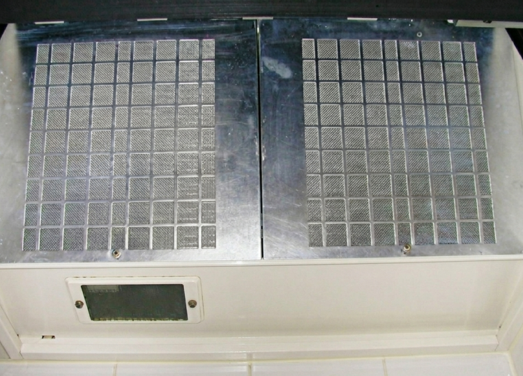 専用洗剤を用いて、市販品では落とせなかった頑固な油汚れまでピカピカに清掃されたレンジフード