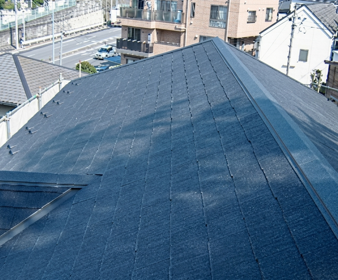 屋根の葺き替え工事が完了し、明るくきれいな色味に刷新された新しい屋根の仕上がり