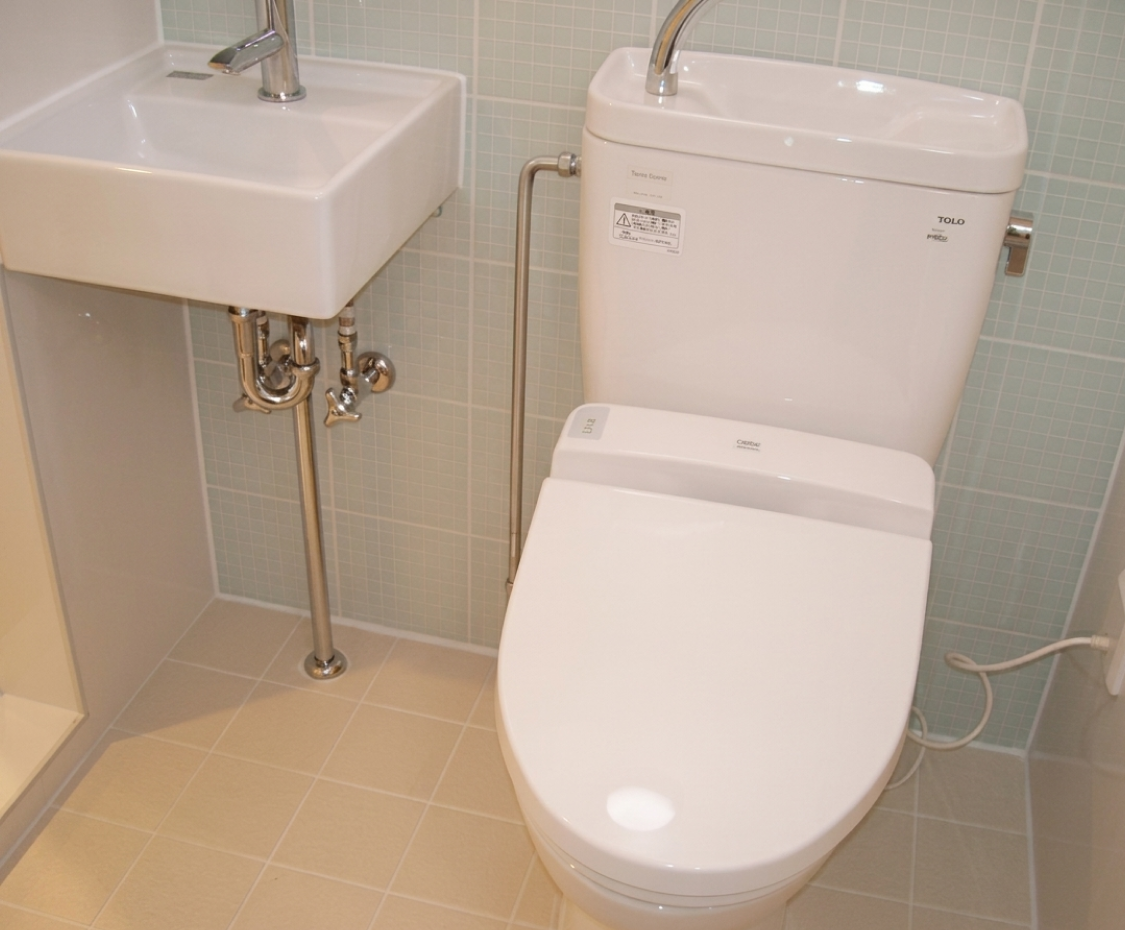 壁や床の配色にこだわり、おしゃれな空間に一新されたトイレのリフォーム完了後