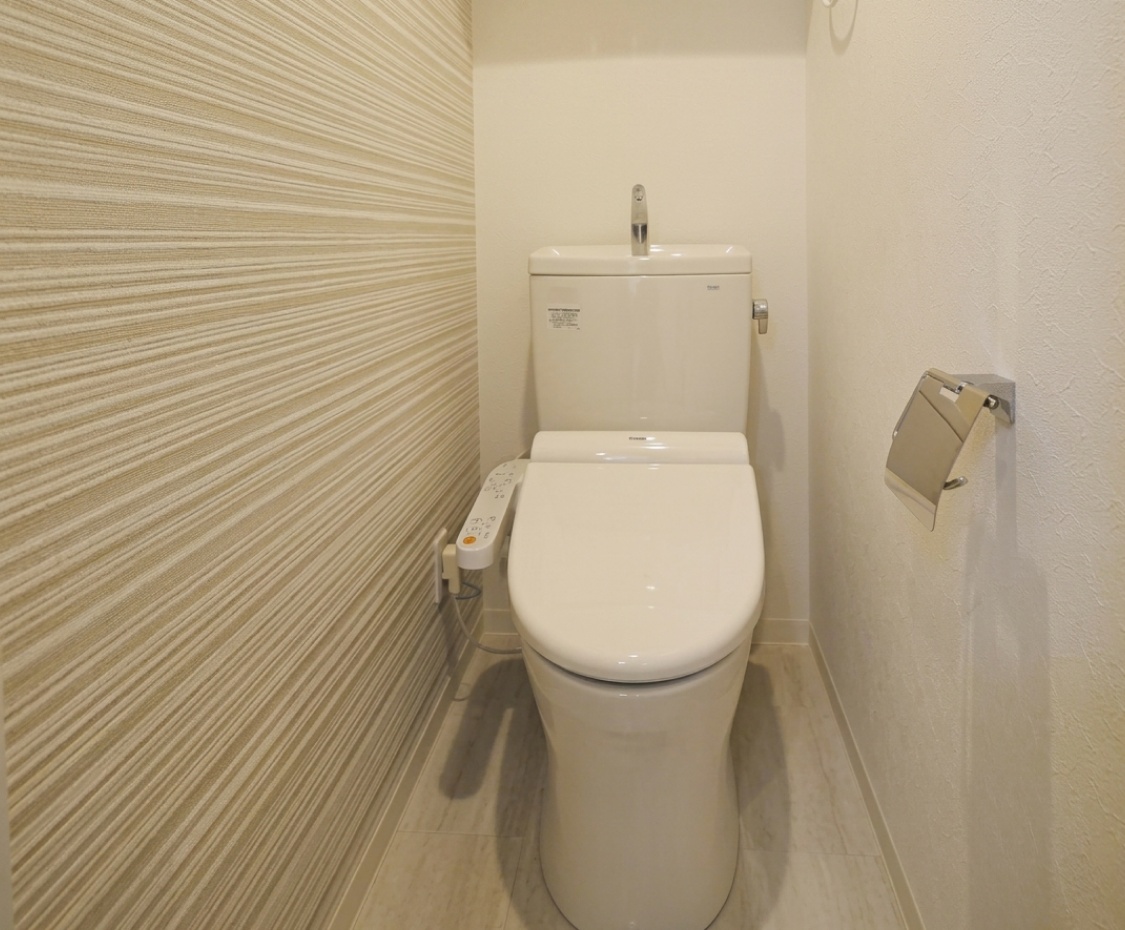 LED照明で明るく、白を基調とした清潔感あふれる空間に生まれ変わったトイレのリフォーム完了後
