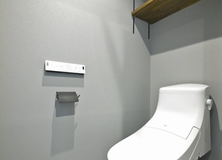ニオイ対策として消臭機能付きの壁紙を採用し、シンプルで清潔に仕上げたトイレ空間
