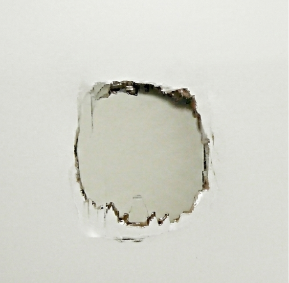 建具(ドア)の表面にできてしまった、目立つ大きな凹み傷(補修前)