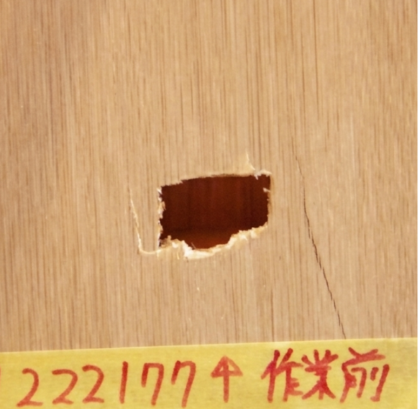 木の扉にできてしまった目立つ大きな穴とキズ(修復前)