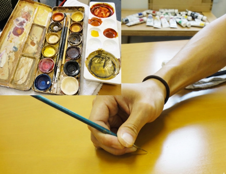 細い筆を使って修復箇所に木目を慎重に描き込み、周囲の木目の風合いと違和感なく馴染ませている手元の様子
