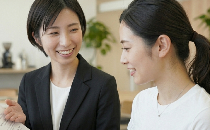 リノベーションを終えたお客様が、担当者と笑顔で対話している様子を描いたお客様インタビューの紹介画像。
