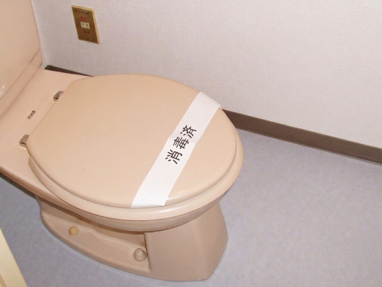 入居前のマンションで衛生的にクリーニングされたトイレ。東京都墨田区M様邸のクリーニング施工事例。